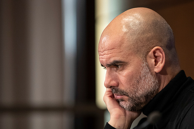 Pep Guardiola vẫn méo mặt dù có danh hiệu đầu tiên của mùa giải