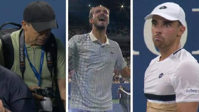 Medvedev thua sốc ở v&ograve;ng 1 US Open, s&acirc;n đấu hỗn loạn v&igrave; sự cố hy hữu