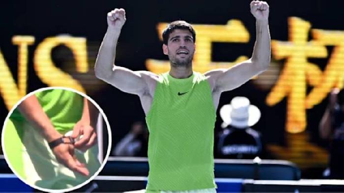 Alcaraz bị ph&aacute;t hiện sử dụng &lsquo;thiết bị cấm&rsquo; ở v&ograve;ng 4 &Uacute;c Mở rộng 2026