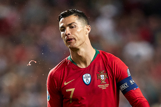 Ronaldo khẳng định chấn thương nhẹ, sẽ sớm trở lại sân cỏ