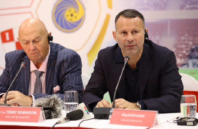 Huyền thoại MU đến Nghệ An 'xem giò' đàn em Phan Văn Đức