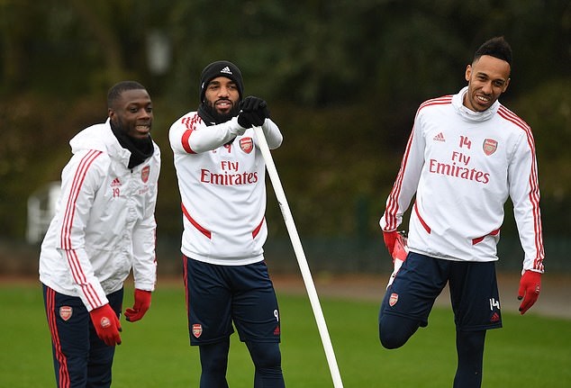 Aubameyang v&agrave; đồng đội đ&aacute;nh dấu sự trở lại của giải Ngoại hạng Anh