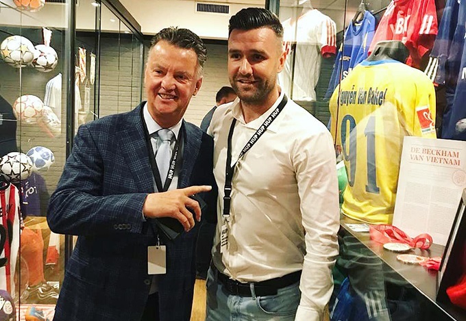 Van Bakel hứa giúp Văn Hậu ở lại châu Âu miễn phí