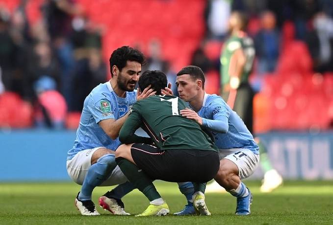 Ch&ugrave;m ảnh: Cầu thủ Man City 'dỗ d&agrave;nh' Son Heung-min