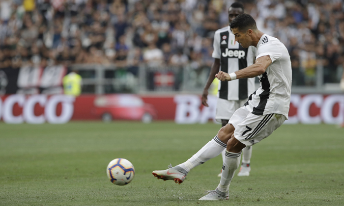 Cristiano Ronaldo đ&aacute; phạt tệ chưa từng thấy