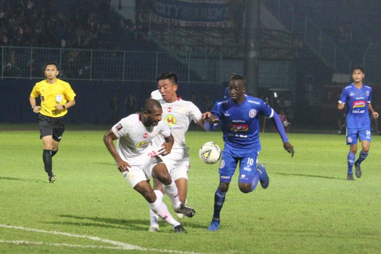 Nhận định b&oacute;ng đ&aacute; Bhayangkara Surabaya vs Arema, 15h30 ng&agrave;y 27/11: Lợi thế s&acirc;n nh&agrave;