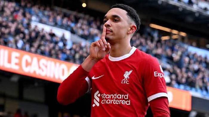 Alexander-Arnold v&agrave; m&agrave;n ăn mừng th&aacute;ch thức cổ động vi&ecirc;n Man City