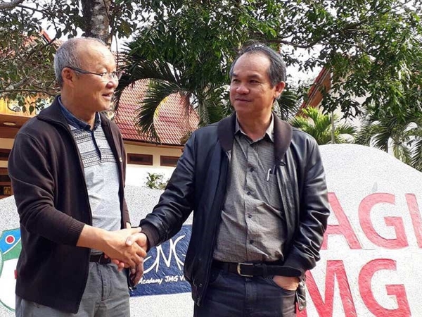 Bầu Đức lo sợ mất HLV Park Hang Seo về tay Hàn Quốc