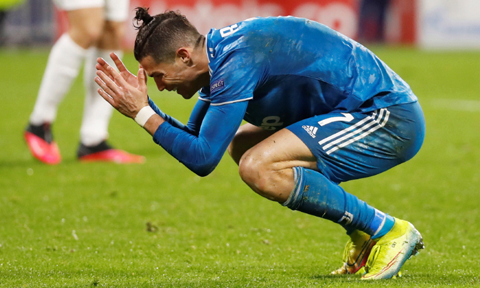 Cristiano Ronaldo đ&aacute; phạt tệ chưa từng thấy