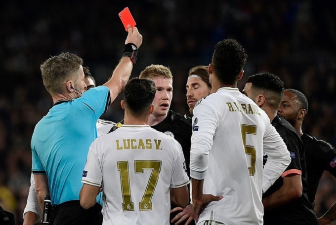 Ramos “bắt kịp” Edgar Davids và Ibrahimovic về khoản...thẻ đỏ