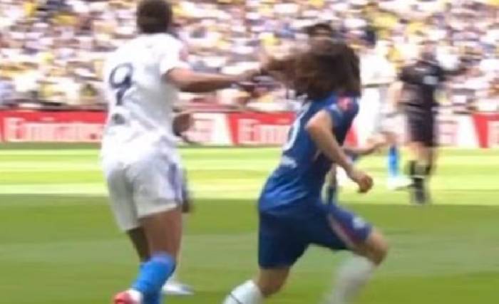 CĐV MU phẫn nộ khi Calvert-Lewin giật tóc nhưng không bị đuổi