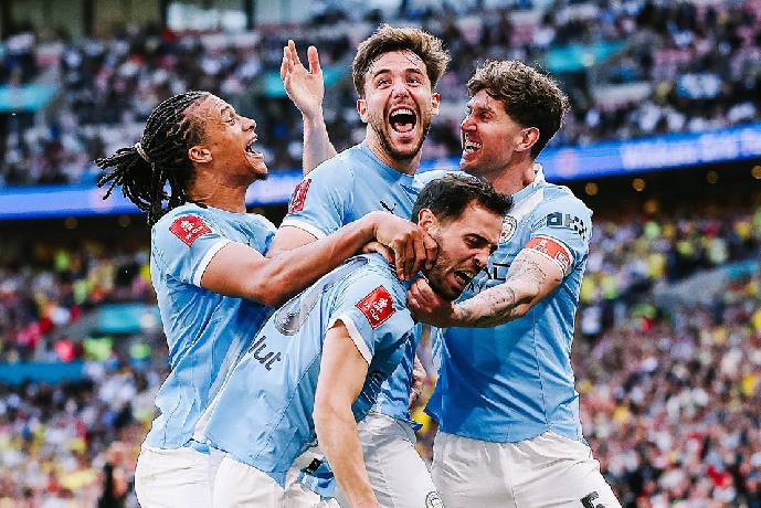 Man City gặp khó trong cuộc đua vô địch với Arsenal