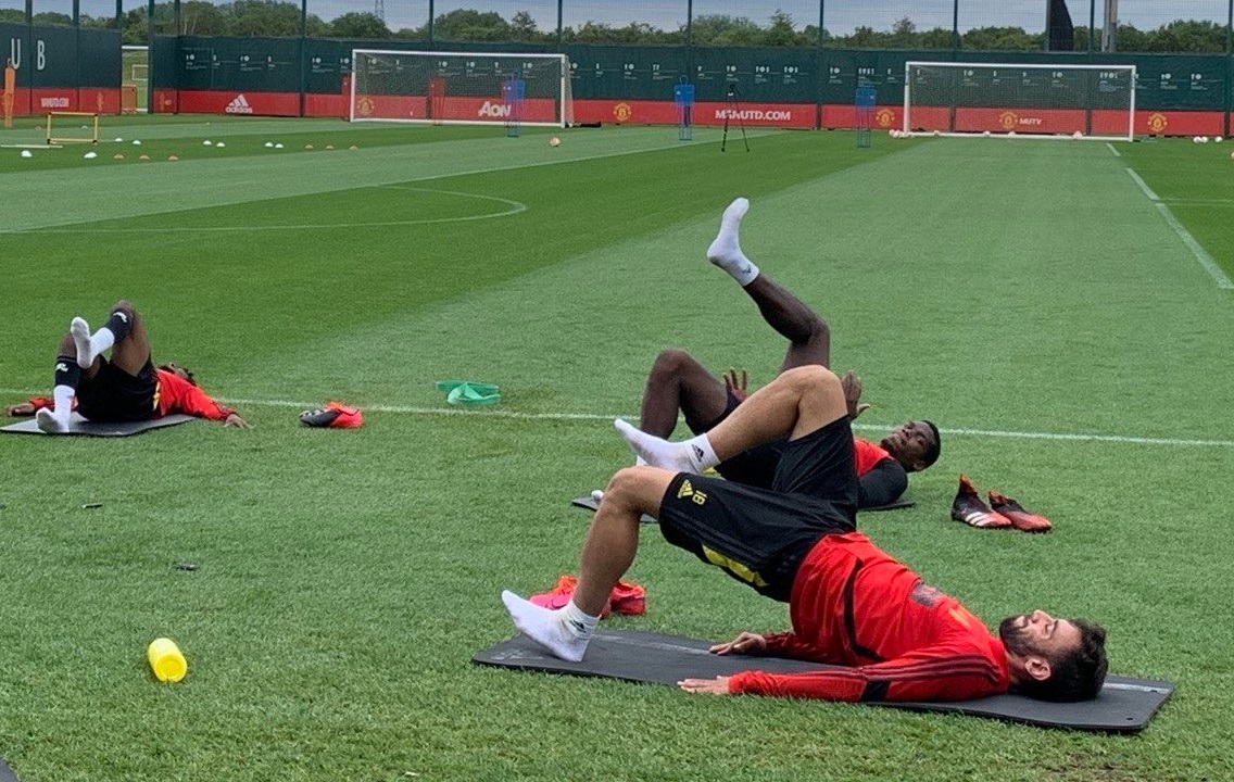 Pogba và Fernandes khiến CĐV MU phấn khích trong buổi tập mới nhất