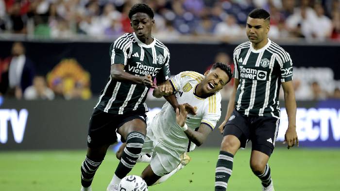 Man United dính 'tai bay, vạ gió' sau trận thua Real Madrid