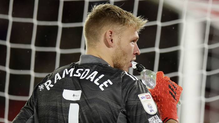 Ramsdale nổi giận, qu&aacute;t thẳng mặt đồng đội trong trận đấu với Barca