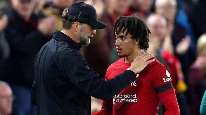 Hàng thủ có vấn đề, Klopp duyệt 'cánh chim lạ' của Serie A