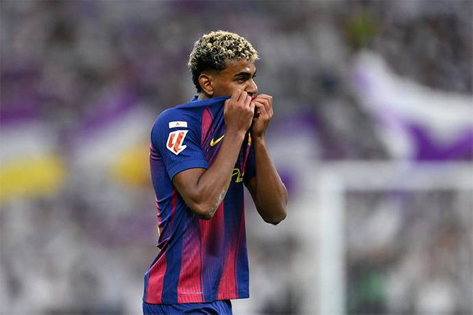 Các cầu thủ Real Madrid ‘đánh hội đồng’, 'dạy dỗ’ Yamal sau trận Siêu kinh điển