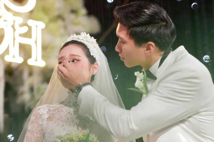 Văn Hậu lau nước mắt cho vợ trong ngày cưới