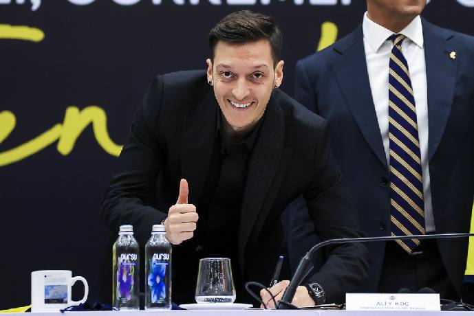 Mesut Ozil 'n&oacute;i lời cay đắng' với tuyển Đức trong ng&agrave;y ra mắt Fenerbahce