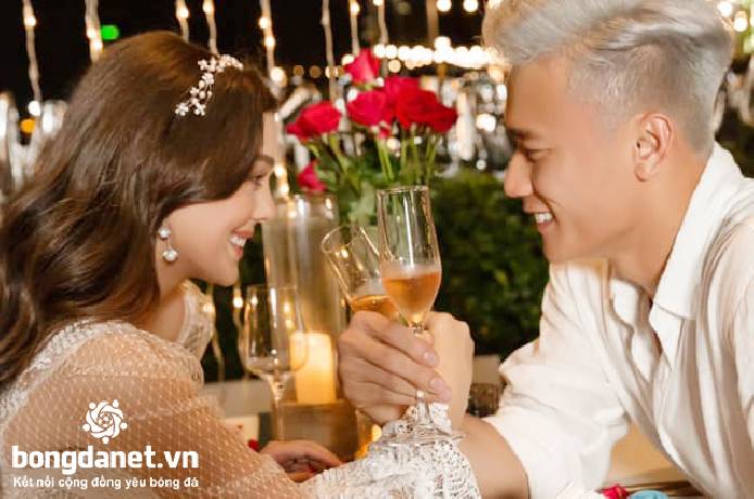 Bạn g&aacute;i t&acirc;y ch&uacute;c B&ugrave;i Tiến Dũng 'kh&ocirc;n ngoan' hơn trong sinh nhật lần thứ 24