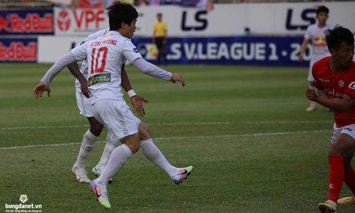 C&ocirc;ng Phượng lại ghi b&agrave;n bằng ch&acirc;n tr&aacute;i sau khi v&agrave;o s&acirc;n từ ghế dự bị