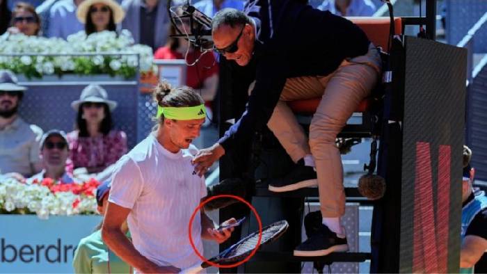 Zverev bị trọng t&agrave;i phạt cảnh c&aacute;o v&igrave; lấy điện thoại chụp ảnh dấu b&oacute;ng