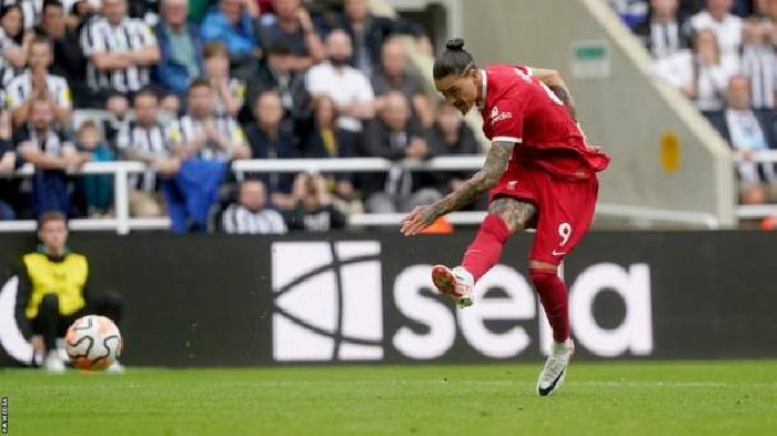 Ngược dòng điên rồ, Liverpool thắng Newcastle với 10 người trên sân