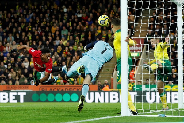 MU đi v&agrave;o lịch sử Ngoại hạng Anh sau trận thắng 3-1 trước Norwich