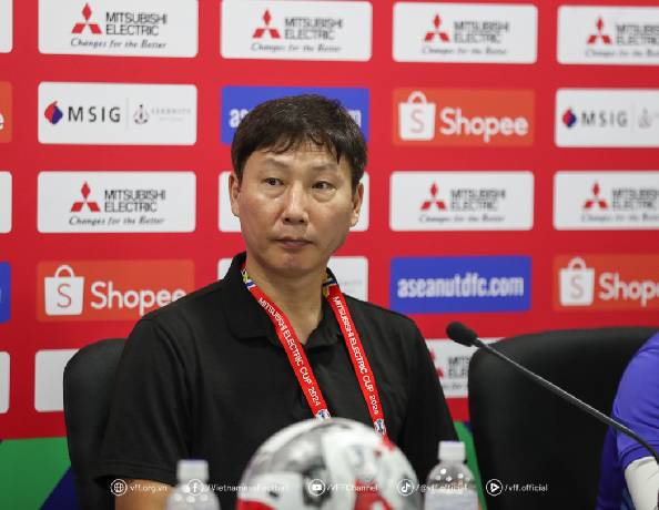 HLV Kim Sang Sik: &lsquo;Tuyển Việt Nam vẫn ở t&igrave;nh thế nguy hiểm&rsquo;