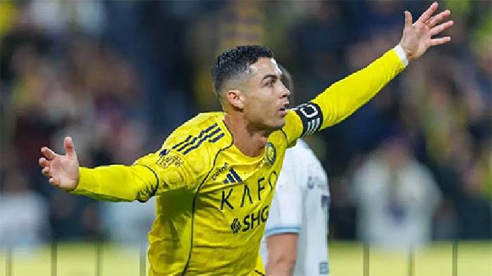 Ronaldo lập cú đúp, tiến gần cột mốc 1000 bàn