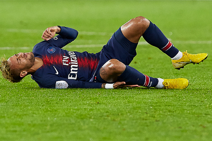 Neymar l&ecirc;n b&agrave;n mổ, khả năng kết th&uacute;c m&ugrave;a giải sớm