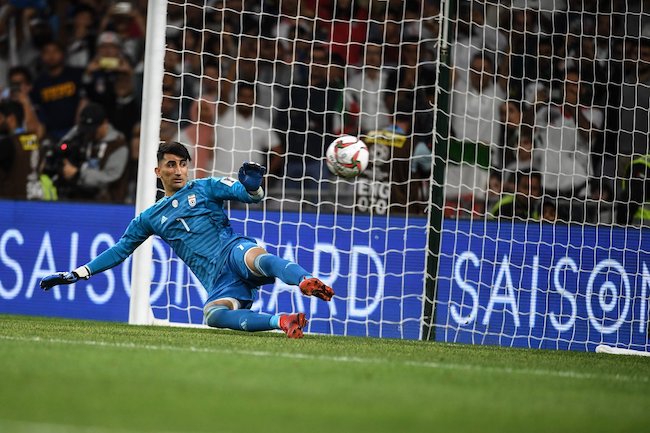 Đau đớn rời Asian Cup, thủ môn Iran tuyên bố 'sốc'