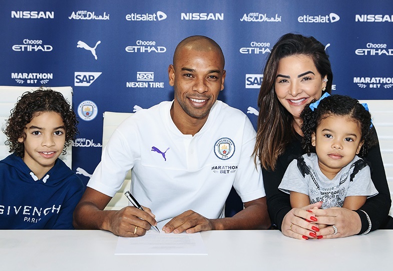 Man City c&oacute; hợp đồng mới trước đại chiến với MU