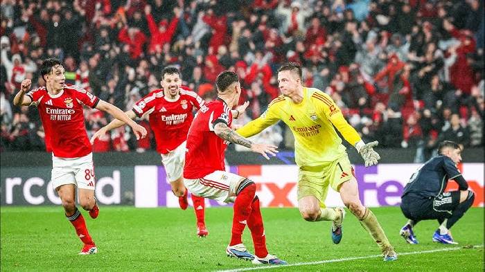 HLV Mourinho ăn mừng điên cuồng khi thủ môn ghi bàn vào lưới Real Madrid