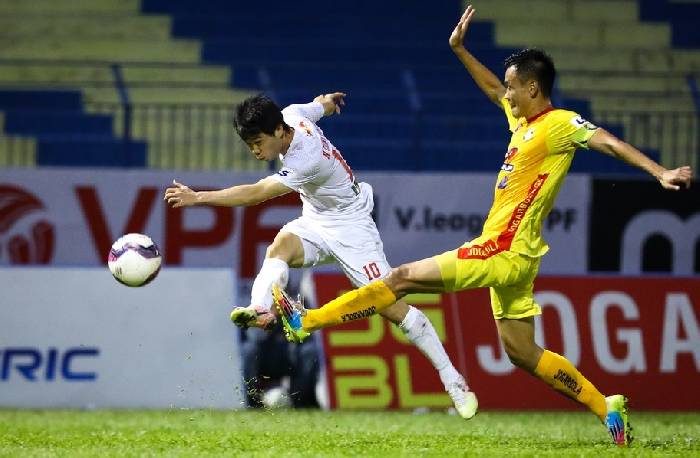 Xà ngang và trọng tài ngăn Công Phượng lập hat-trick