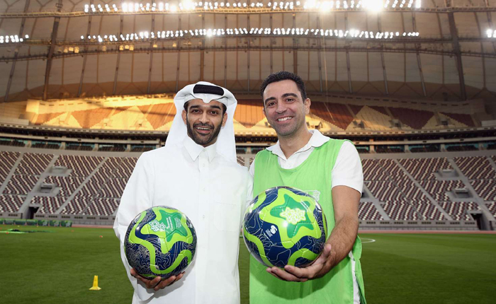 Vừa giải nghệ, Xavi ch&iacute;nh thức theo nghiệp cầm qu&acirc;n