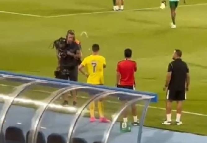 Ronaldo lại hờn dỗi, hành động quá khích với phóng viên