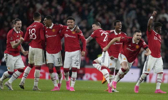 Xong! Người cứ 'sút là vào' quyết tâm ở lại M.U để đổi đời