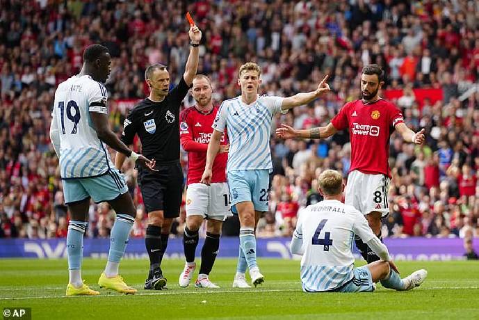 Dẫn 2-0 vẫn thua ngược, Nottingham đòi kiện trọng tài 'ưu ái' M.U