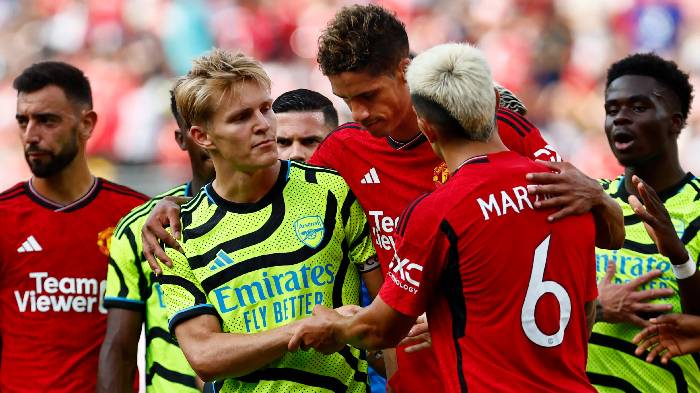 Romano: 'C&ograve;n chưa cập bến, M.U đ&atilde; t&iacute;nh b&aacute;n đứt t&acirc;n binh'