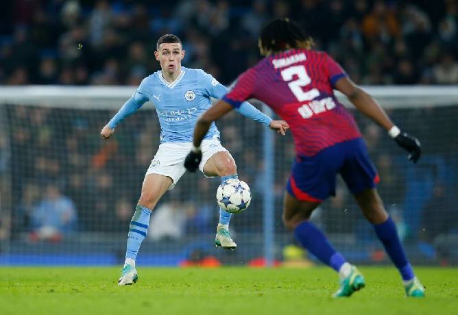 Foden tỏa s&aacute;ng gi&uacute;p Man City ngược d&ograve;ng ngoạn mục