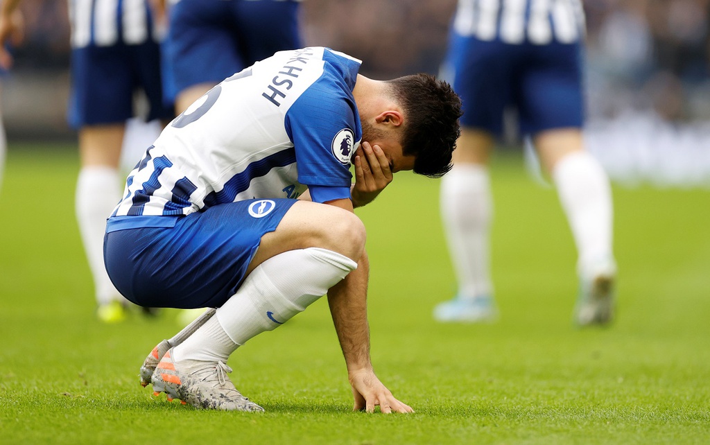 Alireza Jahanbakhsh bật kh&oacute;c sau b&agrave;n thắng đầu tại Ngoại hạng Anh