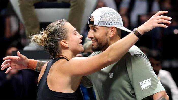Kyrgios đ&aacute;nh bại Sabalenka sua 2 set ở &lsquo;Battle of the Sexes&rsquo;