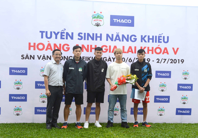 C&ocirc;ng Phượng g&acirc;y sốt trong buổi tuyển sinh của HAGL