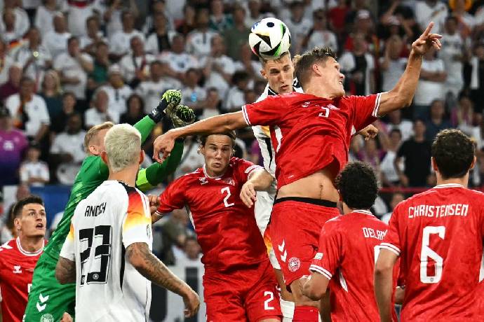 VAR bị chỉ trích dữ dội ở trận Đức gặp Đan Mạch