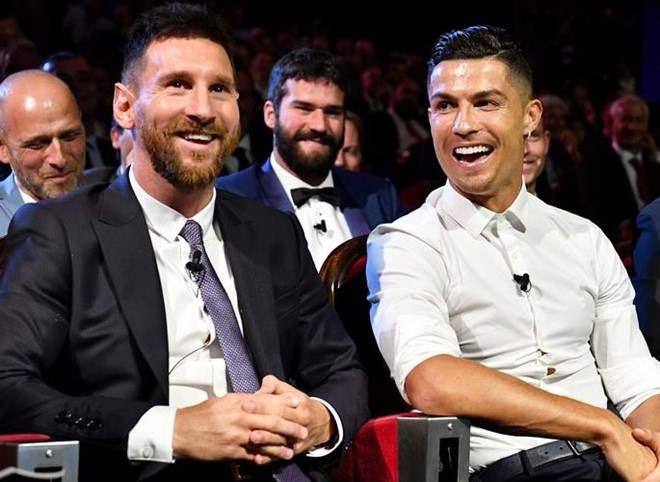 Ronaldo tri ân Messi trong ngày cả hai bị Van Dijk vượt mặt