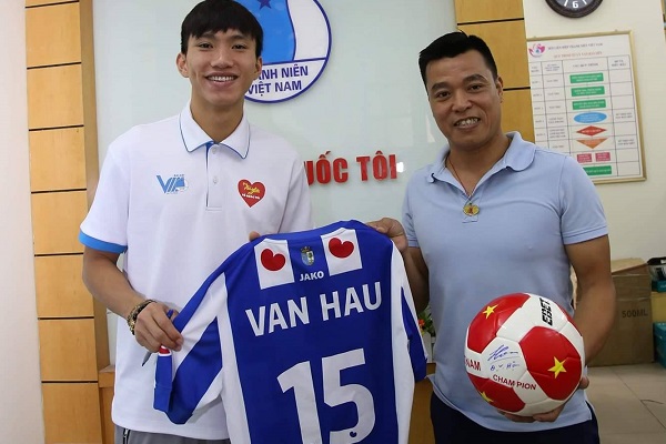 SC Heerenveen thuê phiên dịch, chuyên gia dinh dưỡng cho Văn Hậu