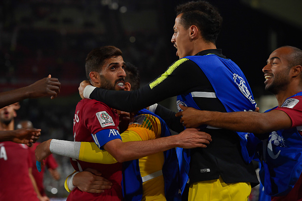 Cầu thủ Qatar phớt lờ hành động xấu của CĐV UAE