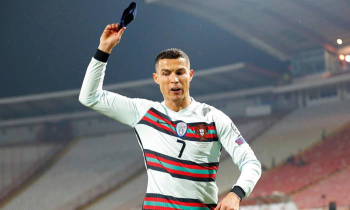 Băng đội trưởng bị Cristiano Ronaldo n&eacute;m được đem b&aacute;n đấu gi&aacute;