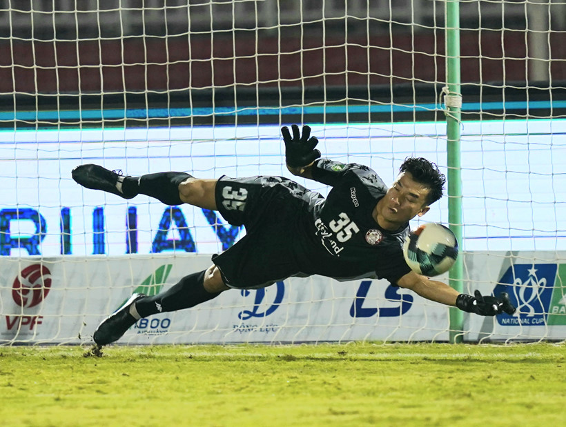 Bùi Tiến Dũng đẩy 2 quả 11m, HLV TP.HCM nói gì?